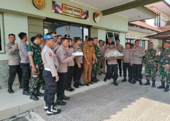 Polsek Cikarang Timur dan Polsek Cikarang Selatan Beri Ucapan HUT ke-80 TNI di Koramil Lemahabang