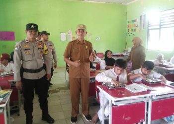 Pastikan Program Berjalan Lancar, Polsek Jatisampurna Monitoring Penyaluran Makan Bergizi Gratis di SDN II