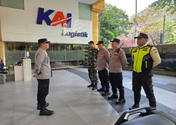 Antisipasi Kepadatan Penumpang, Polsek Metro Menteng Pemantauan di Stasiun Gondangdia Jelang Perayaan HUT TNI ke-80