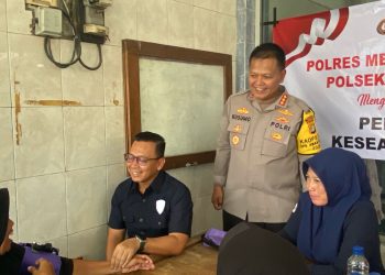 Gelar Bakti Kesehatan: Kapolres Metro Bekasi Kota Juga Menyalurkan Paket Sembako Ke Warga