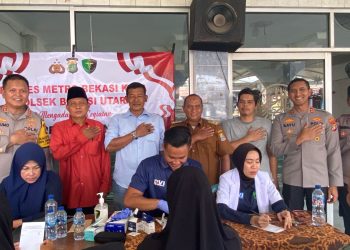 “Gelar Bakti Kesehatan”, Kapolres Metro Bekasi Kota Juga Menyalurkan Paket Sembako Ke Warga