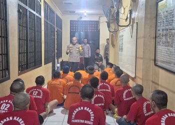 Kapolres Metro Bekasi Tinjau Ruang Tahanan dan Ikuti Pembinaan Rohani Bersama Da’i Kamtibmas
