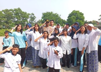 Kapolsek Serang Baru AKP Hotma P. Sitompul Ajak Siswa SMPN 3 Serang Baru Jadi Generasi Tertib dan Berkarakter