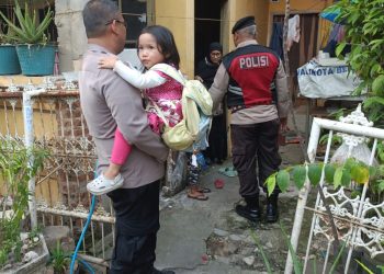 Polsek Babelan Sigap Evakuasi Ibu dan Anak Korban Laka Tunggal di Jalan Raya Ujung Harapan
