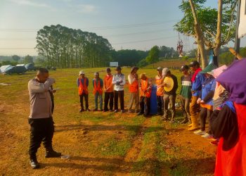 Polsek Cikarang Pusat Dukung Program Ketahanan Pangan Polda Metro Jaya Dengan Kegiatan Pendangiran Dan Pemupukan Tanaman Jagung Di Desa Sukamahi