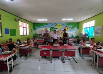 Pastikan Distribusi Tepat Sasaran, Polsek Jatisampurna Monitoring Penyaluran Makan Bergizi Gratis
