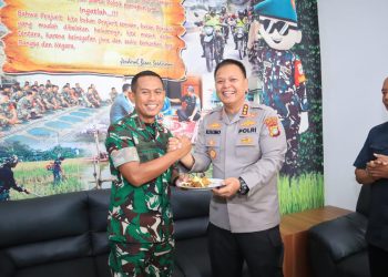 Kokohkan Sinergitas TNI-Polri, Kapolres Metro Bekasi Kota Rayakan HUT ke-80 TNI di Kodim 0507