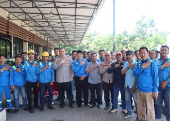 “Wujud Kepedulian, Kapolres Pelabuhan Tanjung Priok Salurkan Bansos kepada Buruh TKBM”