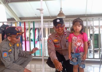 Sinergi Polri dan Warga, Bhabinkamtibmas Kampung Rawa Monitoring Kegiatan Posyandu Balita, Lansia, dan Posbindu di RW03