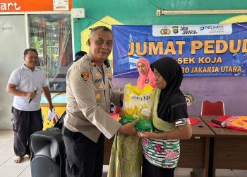 Polisi Gelar Bakti Sosial “Jumat Peduli” Bersama PT Pelindo, Pererat Sinergi dengan Warga Rawa Badak Utara