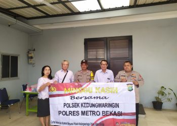 Polisi Jaga Harmoni, Bhabinkamtibmas Bekasi Gelar ‘Minggu Kasih’ di Gereja Bethel Tabernakel