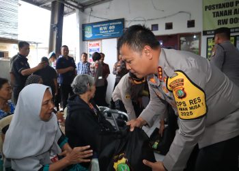 Kapolres Bekasi Kota Gelar Bakti Kesehatan dan Sosial di Wilayah Polsek Medansatria