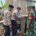 Polsek Tambelang Bersama Warga Gotong Royong Bersihkan Puing Rumah Roboh Akibat Hujan Angin