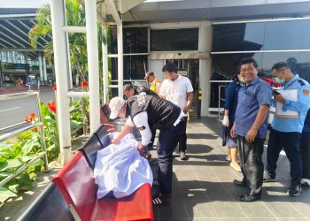 Pamapta Polresta Bandara Soetta Bantu Evakuasi Pengguna Jasa Meninggal Dunia
