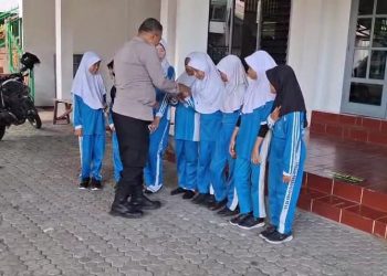 Bhabinkamtibmas Kelurahan Petukangan Utara Beri Pesan Kamtibmas dan Anti-Bullying kepada Siswi SDN 09