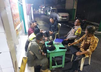 Bhabinkamtibmas Sumur Batu Bersama Satpol PP Sambang Pos Kamling, Warga Didorong Aktif Jaga Keamanan Malam Hari