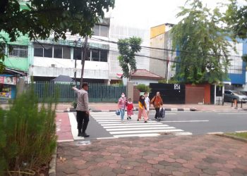 Petugas Polsek Kemayoran Siaga di Titik Padat Lalin, Pastikan Keamanan Pelajar dan Pengguna Jalan