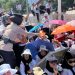 Polisi Bagikan Air Mineral dan Roti kepada Massa Aksi Damai Guru di Silang Selatan Monas