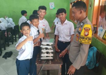 Polsek Cakung Hadir Pantau Pembagian Makanan Bergizi, Wujud Kepedulian untuk Generasi Sehat dan Cerdas