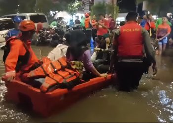 Tim SAR Brimob Polda Metro Jaya Evakuasi dan Berikan Bantuan Pelayanan Kepada Warga Di lokasi Banjir