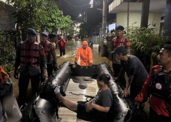 Brimob Polda Metro Jaya Laksanakan Patroli SAR Antisipasi Banjir dan Bantu Evakuasi Warga di Pondok Aren