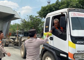 Jumat Peduli Polres Priok Berikan Makanan Bagi Sesama Di Hari Penuh Berkah