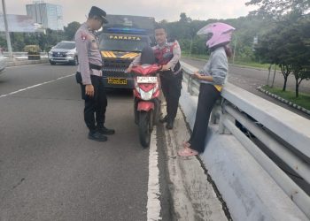 Respons Cepat! Pamapta Polres Tangsel Bantu Pengendara yang Mogok di Fly Over Bintaro