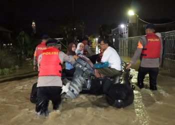 Polres Metro Bekasi Terjunkan Personel Evakuasi Warga Sukatani Terdampak Banjir Akibat Jebolnya Bendungan CBL
