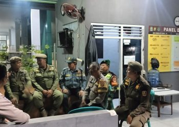 Jumat Berkah, Tiga Pilar Kelurahan Jatirangga Bagikan Nasi Kotak Untuk Warga
