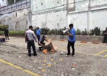 Latihan Tanggap Darurat di RS JEC Menteng, Polisi Kawal Simulasi Evakuasi Kebakaran