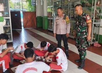 Polsek Sawah Besar Kawal Pendistribusian Makanan Bergizi Gratis di SMPN 5 Jakarta Pusat