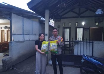 Bhabinkamtibmas Cipete Utara Salurkan Beras Murah dari Bulog Kepada Warga Binaanya