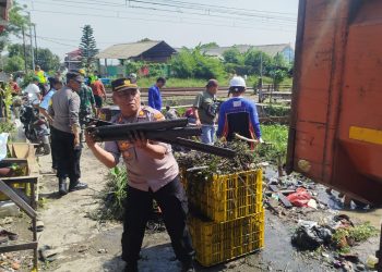 Polsek Tambun Selatan Gelar Kerja Bakti Bersihkan Sampah di Kali Perbatasan, Antisipasi Banjir di Musim Hujan