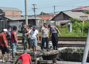 Kapolsek “Power Ranger Pink” Pimpin Kerja Bakti Bersihkan Kali Bersama Muspika Tambun Selatan