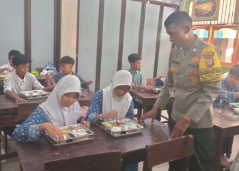 Polsek Cakung Monitor Pembagian 1.583 Porsi Makanan Bergizi di Rawa Terate