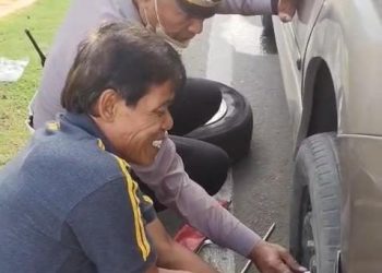 Wujud Kepedulian “Ganti Ban Serep” Mini Bus Penjemput Anak Sekolah