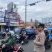 Personel Polsek Cimanggis Laksanakan Pengaturan Lalu Lintas Pagi Hari