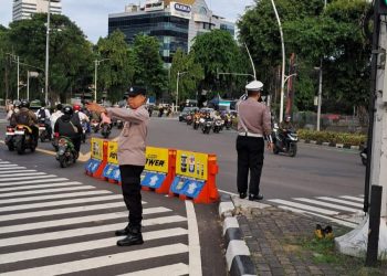 Kapolsubsektor Pegangsaan Pimpin Pengaturan Lalin Sore di Tugu Tani, Pastikan Arus Pulang Kantor Aman dan Lancar