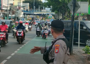 Unit Samapta 1051 Rutin Atur Lalu Lintas dan Strong Point Pagi Hari di Pertigaan Kebon Kacang Raya