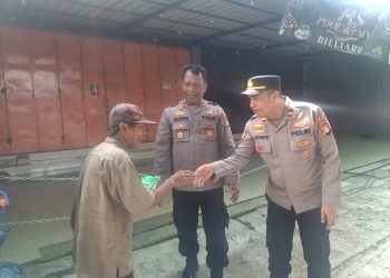 Polsek Cikarang Utara Bakti Sosial Jumat Berkah, Bagikan Beras Kepada Masyarakat Pejuang Jalanan