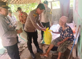 Kapolsek Pebayuran Gelar Jum’at Berkah: Uluran Tangan untuk Ibu Saimah, Warga yang Hidup Sebatang Kara