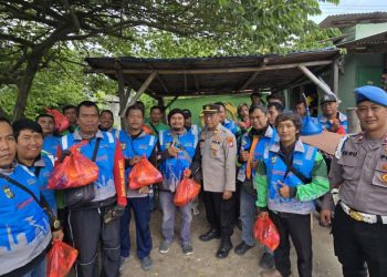 Polsek Cikarang Timur Gelar Jumat Peduli, Bagikan Paket Sembako untuk Ojol