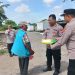 Polsek Cikarang Utara Tebar Kepedulian Lewat Jum’at Berkah: Kapolsek Kompol Sutrisno Bagikan Beras untuk Warga Kurang Mampu