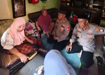 Empati dan Kepedulian Kapolsek Bekasi Barat, Kunjungi Warga yang Sakit di Bintarajaya