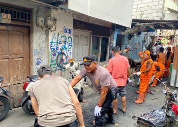 Polsek Tambora bersama 3 Pilar Gotong Royong Bersihkan Sisa Kebakaran di Kampung Duri Dalam