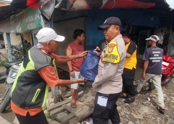 Polsek Kedungwaringin Laksanakan Program Jum’at Peduli, Bagikan 10 Paket Sembako kepada Para Pengojek di Pesanggrahan