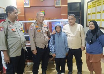 Polsek Tambelang Serahkan Anak yang Diduga Tersesat kepada Pihak Keluarga