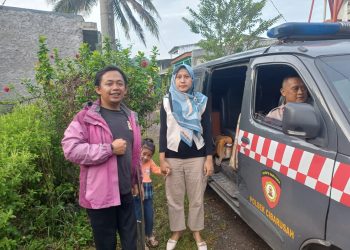 Personel Polsek Cibarusah Bantu Penyandang Disabilitas Pulang ke Jepara, Wujudkan Pelayanan Humanis Polri