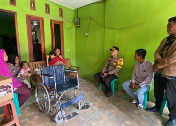 Kapolres Metro Bekasi Salurkan Kursi Roda untuk Penyandang Disabilitas di Cikarang Utara