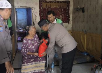 Kapolsek Bekasi Barat Kunjungi Warga Sakit Stroke dan Berikan Bantuan Tali Kasih